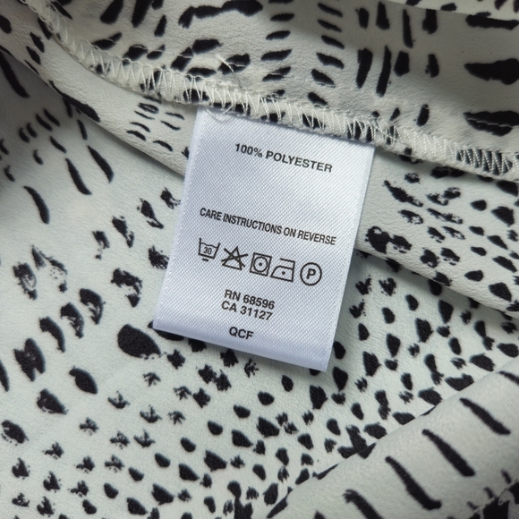 DKNYC Sleeveless Blouse 1X V Neck Geometric Black & White Tribal Print Career - Picture 6 of 9